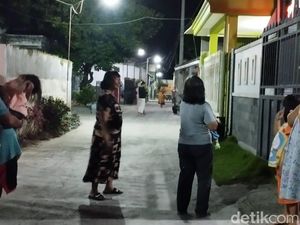 Gempa M 5.7 Pacitan Terasa di Blitar, Warga Panik Keluar Rumah Gendong Anak Gempa M 5.7 Pacitan Terasa di Blitar, Warga Panik Keluar Rumah Gendong Anak