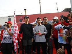 Kenakan Baju Garis Hitam Putih di Solo, Gibran: Diberi Langsung Ganjar