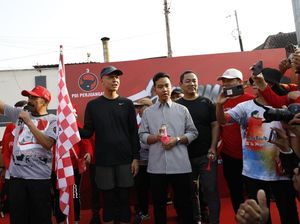 Kenakan Baju Garis Hitam Putih di Solo, Gibran: Diberi Langsung Ganjar Kenakan Baju Garis Hitam Putih di Solo, Gibran: Diberi Langsung Ganjar