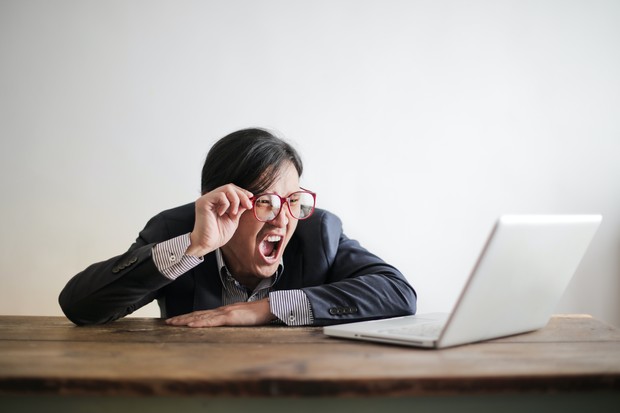Ilustrasi laki-laki berteriak di depan laptop/Foto: Pexels/Andrea Piacquadio