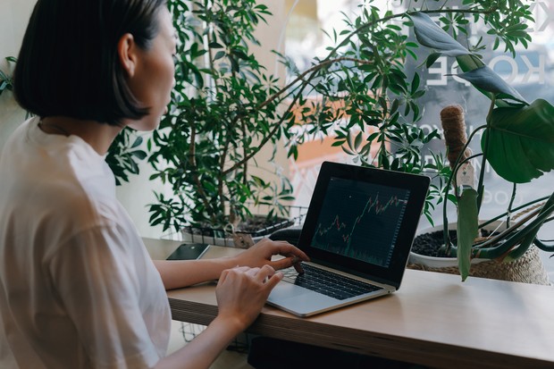 Ilustrasi perempuan sedang melihat grafik/Foto: Pexels/Mikhail Nilov