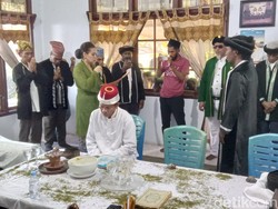 Istri Mendiang Sultan Ternate Nita Lantik Perangkat Adat-Konsolidasi Pileg