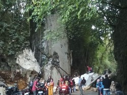 Poros Camba Macet Total Imbas Longsoran Batu, Warga Diminta Cari Alternatif