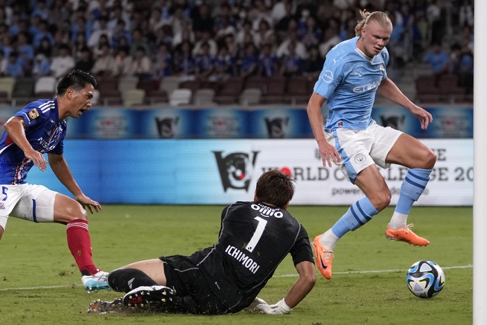 Manchester Citys Erling Haaland, right, scores his sidess fifth goal against Yokohama F Marinos goalkeeper Jun Ichimori during a friendly soccer match in Tokyo, Japan, Sunday, July 23, 2023.(AP Photo/Shuji Kajiyama)