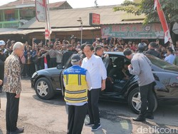 Ditemani Jan Ethes, Jokowi Cek Perbaikan Jalan Solo-Purwodadi