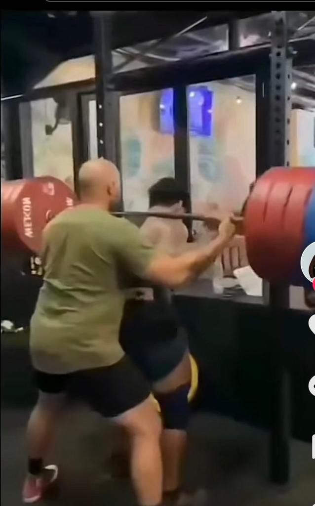 Justyn Vicky saat mengangkat beban 210 kg