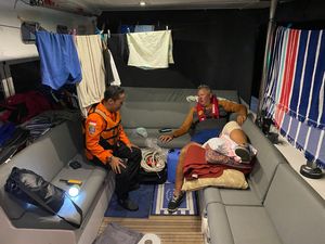 Kapal Pesiar Diterjang Gelombang di Ende, Turis Australia Terluka Kapal Pesiar Diterjang Gelombang di Ende, Turis Australia Terluka