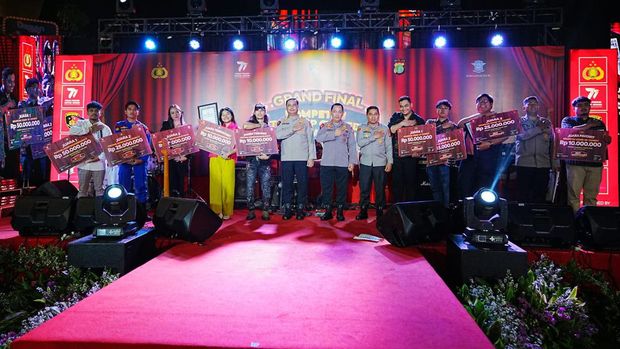 Kapolri Jenderal Listyo Sigit Prabowo di acara Grand Final Stand-up Comedy pada HUT ke 77 Bhayangkara.