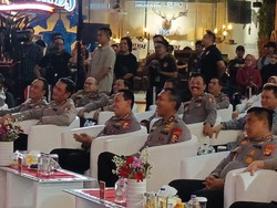 Kapolri Senyum dan Tertawa Mendengar Kritikan dari Komika