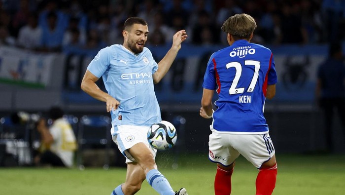 Soccer Football - Pre Season Friendly - Yokohama F Marinos v Manchester City - Japan National Stadium, Tokyo, Japan - July 23, 2023 Manchester Citys Mateo Kovacic in action with Yokohama F. Marinos Ken Matsubara REUTERS/Kim Kyung-Hoon
