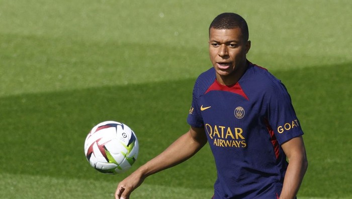 Soccer Football - Paris St Germain Training - Paris-Saint-Germain Training Centre, Poissy, France - July 20, 2023 Paris St Germains Kylian Mbappe during training REUTERS/Gonzalo Fuentes