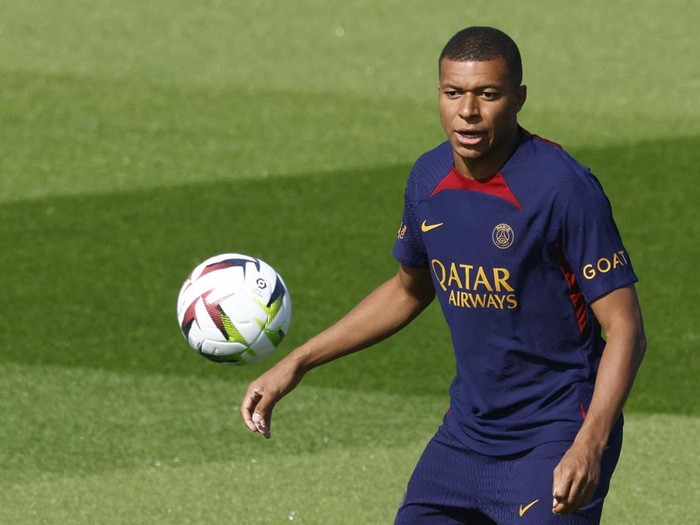 Soccer Football - Paris St Germain Training - Paris-Saint-Germain Training Centre, Poissy, France - July 20, 2023 Paris St Germain's Kylian Mbappe during training REUTERS/Gonzalo Fuentes