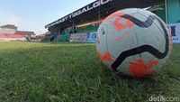 Potret Keseruan Liga Tarkam di Lapangan Roket FC Tegalgubug Cirebon