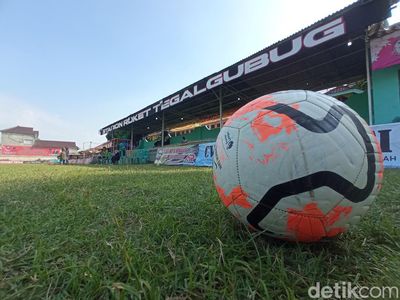 Potret Keseruan Liga Tarkam di Lapangan Roket FC Tegalgubug Cirebon