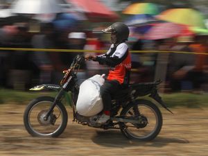 Melihat Lomba Grasstrack Ojek Pengangkut Gabah di Ngawi