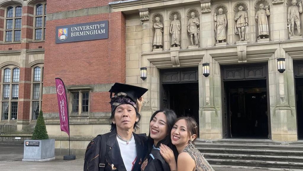 Foto: Penampilan Putri Bimbim Slank Wisuda di Inggris, Cantik Berkebaya Foto: Penampilan Putri Bimbim Slank Wisuda di Inggris, Cantik Berkebaya