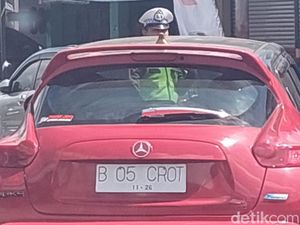 Bikin Geleng-geleng, Pengemudi Mobil B 05 CROT Ternyata Tak Punya SIM Bikin Geleng-geleng, Pengemudi Mobil B 05 CROT Ternyata Tak Punya SIM
