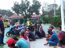 Ditangkap Saat Judi Sabung Ayam, 15 Warga Karawang Dibina TNI