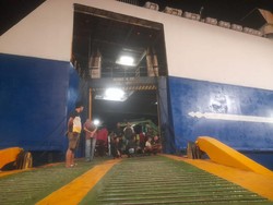 Penumpang Kapal Mutiara Barat Terombang-ambing 30 Jam Tiba di Tanjung Wangi