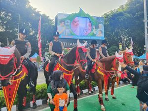 Polisi Berkuda Jadi Primadona Warga di CFD Bundaran HI Polisi Berkuda Jadi Primadona Warga di CFD Bundaran HI