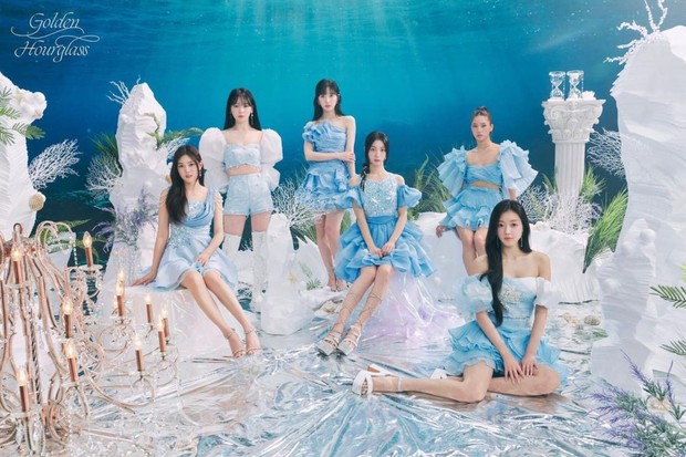 Potret Oh My Girl dalam foto konsep album 'Golden Hourglass'/ Foto: instagram.com/wm_ohmygirl Potret Oh My Girl dalam foto konsep album 'Golden Hourglass'