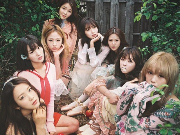 Potret Oh My Girl dalam foto konsep album 'Windy Day'/ Foto: allkpop.com Potret Oh My Girl dalam foto konsep album 'Windy Day'
