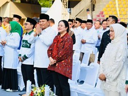 Prabowo Berikan Peci ke Pemuda yang Menghampiri di Acara Harlah PKB