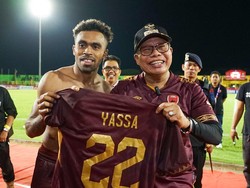Yakob Sayuri Berikan Jersey ke Wali Kota Parepare Saat PSM Kalahkan Persib
