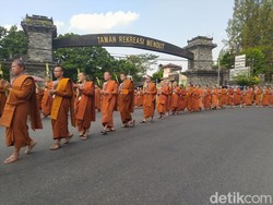 Ribuan Umat Buddha Ikuti Kirab Asalha Mahapuja Menuju Candi Borobudur