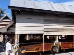 Rumah di Sidrap Dipindahkan 1 Km Pakai Mobil Derek, Jadi Tontonan Warga