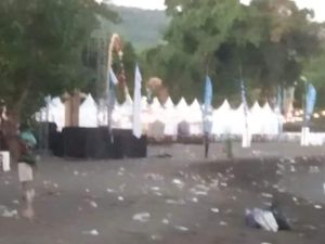 Pantai di Lovina Penuh Sampah Plastik Bikin Geleng-geleng Turis Asing Pantai di Lovina Penuh Sampah Plastik Bikin Geleng-geleng Turis Asing