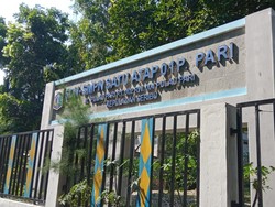 Perjuangan ke Sekolah di Pulau Pari saat Rob: Digendong Ibu-Guru Memaklumi