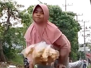 Gadis di Surabaya Merangkak Payah Jualan Peyek demi Ayahnya