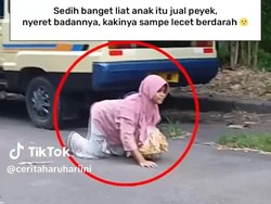 Kisah Sedih Gadis Surabaya Merangkak Payah Jual Peyek di Jalanan