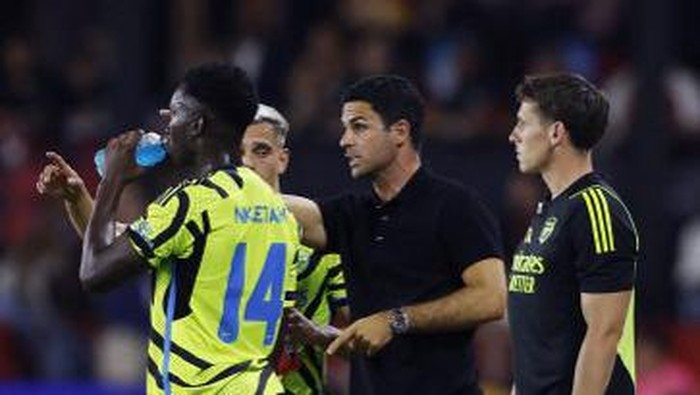 WASHINGTON, DC - JULY 19: Head coach Mikel Arteta of Arsenal FC talks with Eddie Nketiah #14 during the MLS All-Star Game against the MLS All-Stars at Audi Field on July 19, 2023 in Washington, DC.   Tasos Katopodis/Getty Images/AFP (Photo by TASOS KATOPODIS / GETTY IMAGES NORTH AMERICA / Getty Images via AFP)