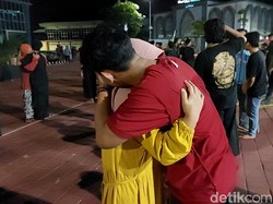 Tak Lagi Garang! Pesilat yang Rusuh di Gresik Mewek Saat Dijemput Orang Tua