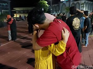 Tak Lagi Garang! Pesilat yang Rusuh di Gresik Mewek Saat Dijemput Orang Tua Tak Lagi Garang! Pesilat yang Rusuh di Gresik Mewek Saat Dijemput Orang Tua