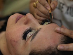 3 Wanita Afghanistan Berbagi Kisah Usai Taliban Larang Salon Kecantikan