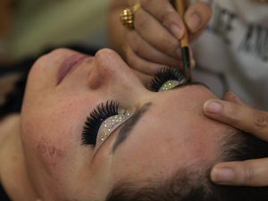 3 Wanita Afghanistan Berbagi Kisah Usai Taliban Larang Salon Kecantikan 3 Wanita Afghanistan Berbagi Kisah Usai Taliban Larang Salon Kecantikan