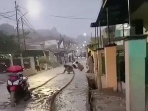 Hukuman Warga untuk Pemuda Lembang yang Viral Terabas Coran Jalan Hukuman Warga untuk Pemuda Lembang yang Viral Terabas Coran Jalan