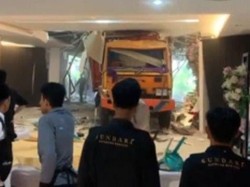 Truk Tiba-tiba Seruduk Gedung Pernikahan di Balikpapan