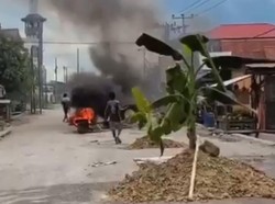 Protes Jalan Rusak, Warga di Sidrap Tanam Pohon Pisang-Bakar Ban