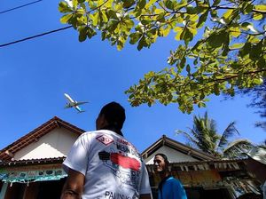 Pesawat-pesawat di Bandara YIA Terbangkan Genting dan Atap Warung Sekitar Pesawat-pesawat di Bandara YIA Terbangkan Genting dan Atap Warung Sekitar