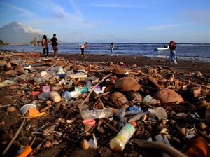 Wisata Pantai Kastela Ternate Dipenuhi Sampah Kiriman