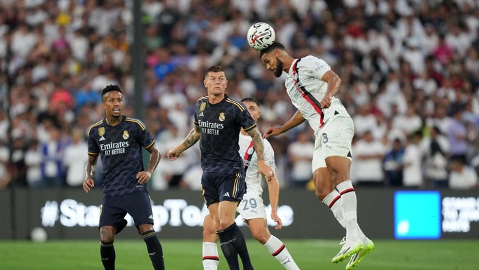 Jul 23, 2023; Pasadena, California, USA; AC Milan midfielder Jonathan Oliver Giroud (8) heads the ball against Real Madrid in the first half at the Rose Bowl. Mandatory Credit: Kirby Lee-USA TODAY Sports