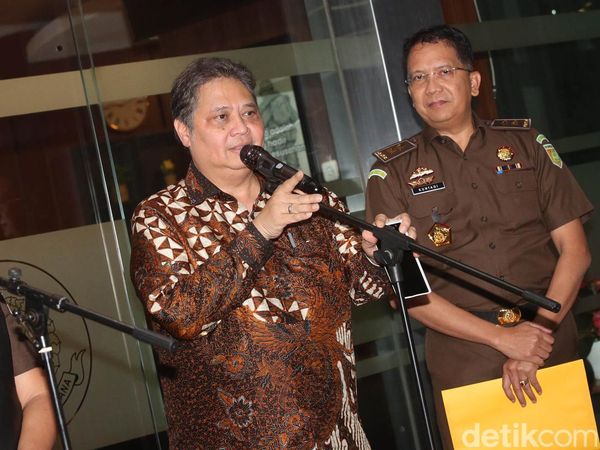 Diperiksa 12 Jam dan Dicecar 46 Pertanyaan, Airlangga Keluar dari Kejagung