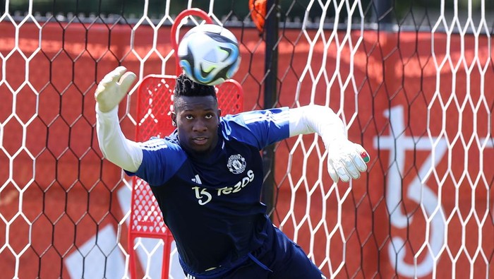 Andre Onana mengkuti latihan Manchester United di tur pramusim.