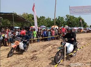 Gokil! Keseruan Puluhan Kuli Angkut Ikut Ajang Balap Motor Bawa 40 Kg Gabah