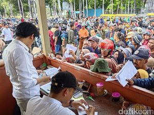 Elpiji Langka, Warga Banyuwangi Antre hingga 2 Jam Hanya Demi Satu Tabung