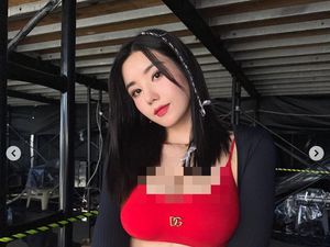 7 Gaya Kwon Eunbi eks IZ*ONE Viral Pakai Bikini Merah di Waterbomb Jepang